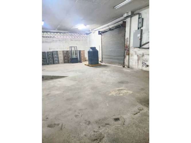 GALERA CON DEPOSITOS Y OFICINA EN AV TRANSISMICA