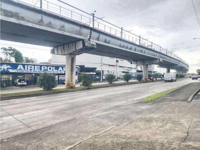 GALERA CON DEPOSITOS Y OFICINA EN AV TRANSISMICA