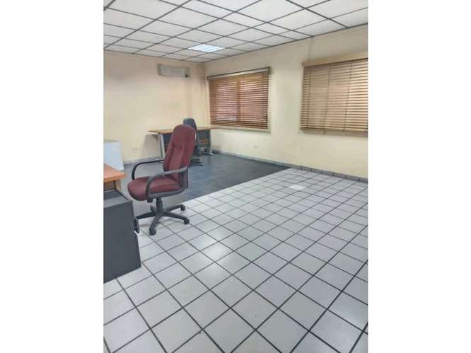 GALERA CON DEPOSITOS Y OFICINA EN AV TRANSISMICA