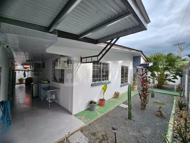 Venta de casa con muro perimetral en Residencial El Mesón, Chitré