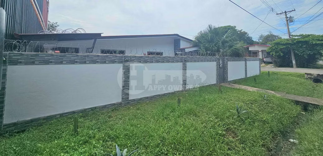 Venta de casa con muro perimetral en Residencial El Mesón, Chitré
