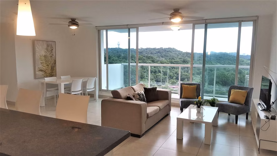 ALQUILER – APARTAMENTO AMOBLADO EN CLAYTON PARK II VISTA AL BOSQUE
