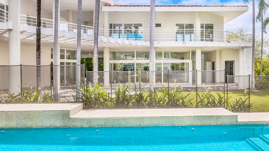 Moderno Oasis en la Riviera Pacifica en la Comunidad Cerrada Más Exclusiva de Punta Barco