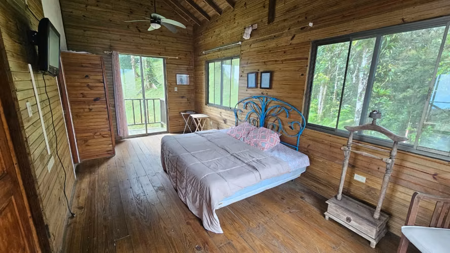 Casa Estilo Chalet en Venta en Altos del María, Panamá | 3 Recámaras | Vistas Espectaculares