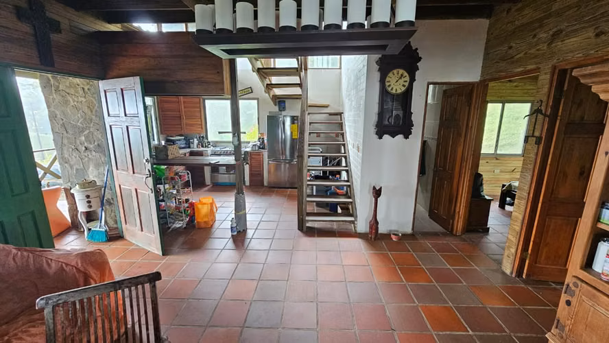 Casa Estilo Chalet en Venta en Altos del María, Panamá | 3 Recámaras | Vistas Espectaculares