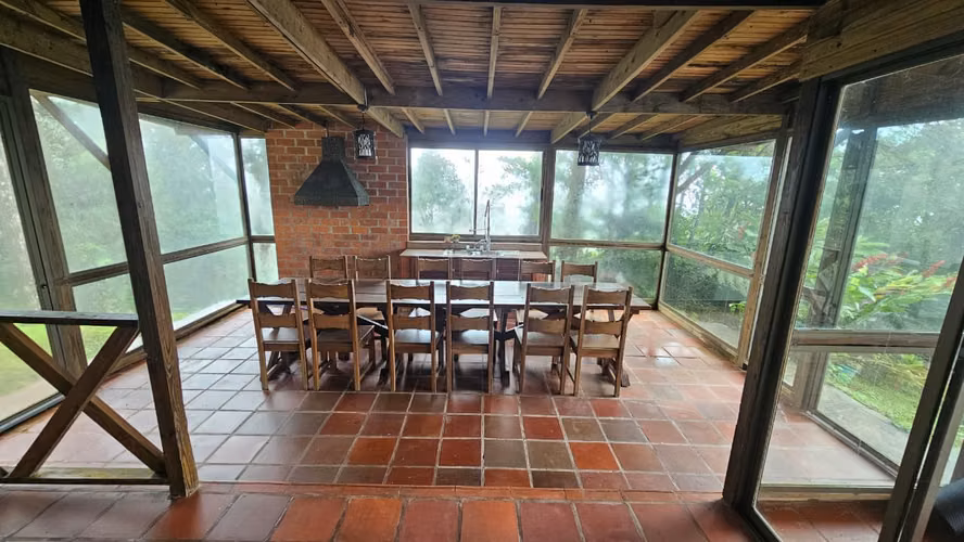 Casa Estilo Chalet en Venta en Altos del María, Panamá | 3 Recámaras | Vistas Espectaculares