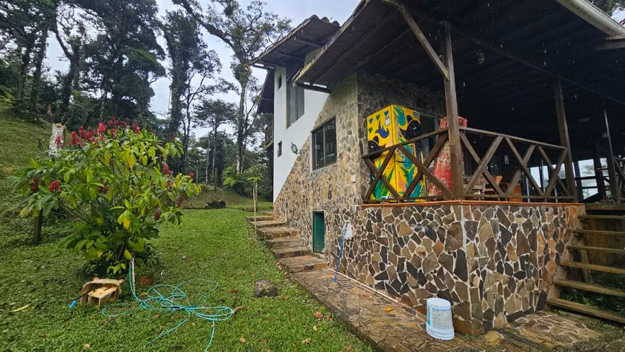 Casa Estilo Chalet en Venta en Altos del María, Panamá | 3 Recámaras | Vistas Espectaculares