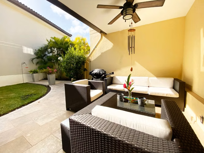 Casa Moderna: Jardín Espacioso y Cocina Completamente Nueva.