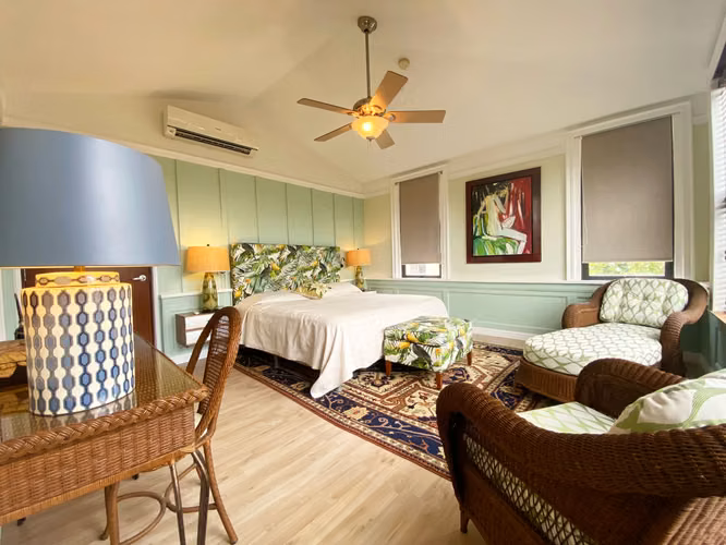 Casa Moderna: Jardín Espacioso y Cocina Completamente Nueva.