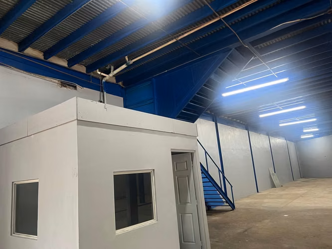 SE ALQUILA 2  CENTRICA  BODEGA  DE 800.36 m2  aproximadamente