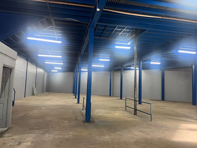 SE ALQUILA 2  CENTRICA  BODEGA  DE 800.36 m2  aproximadamente