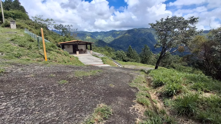 Casa-Terreno en Altos el Maria