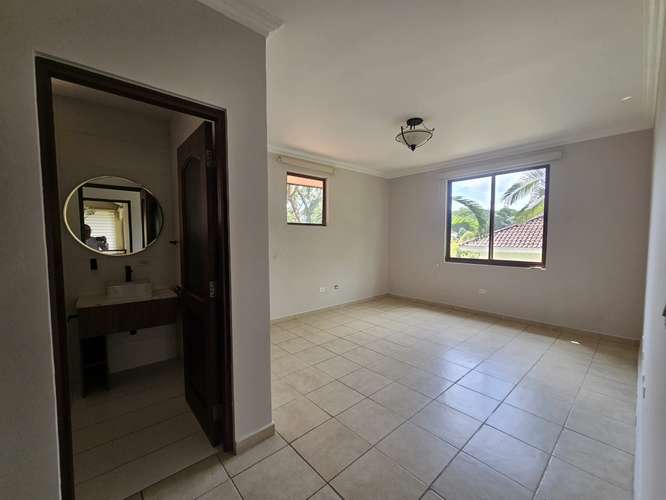 Se alquila casa en Residencial Camino de Cruces - Imagen 14
