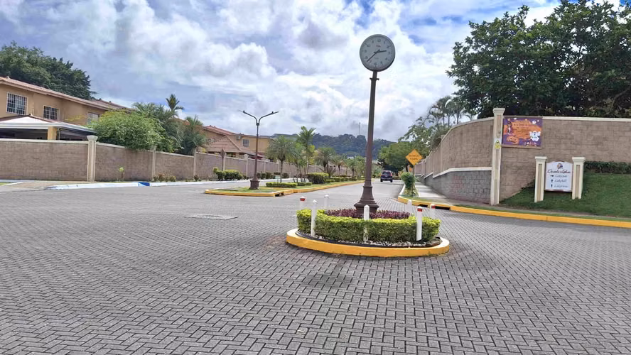 Melissa Foster Luxury Vende Casa de Dos Niveles en Dorado Lake – MFR1798 - Imagen 17