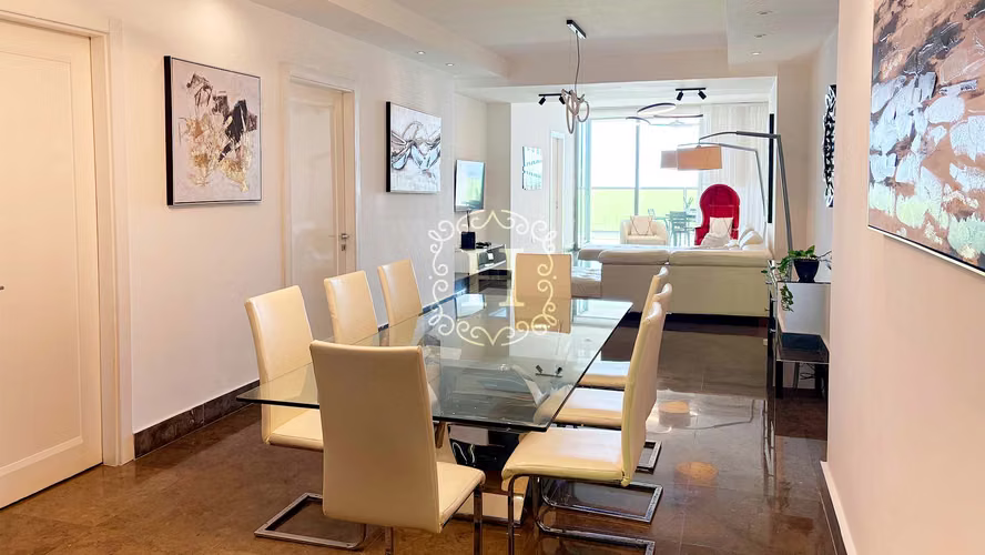 Moderna Residencia de 2 Recámaras con Concepto Abierto en Yoo & Arts