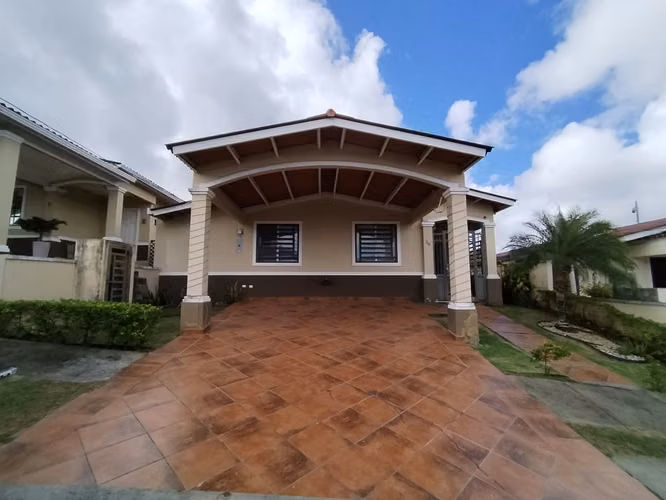 VENTA DE CASA EN VILLA LUCRE CRATER VALLEY - RESIDENCIAL CON GARITA