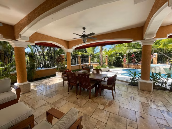 ALQUILO IMPECABLE CASA UNIFAMILIAR CON PISCINA