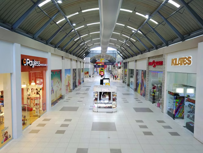 VENTA DE LOCAL COMERCIAL EN MEGAMALL