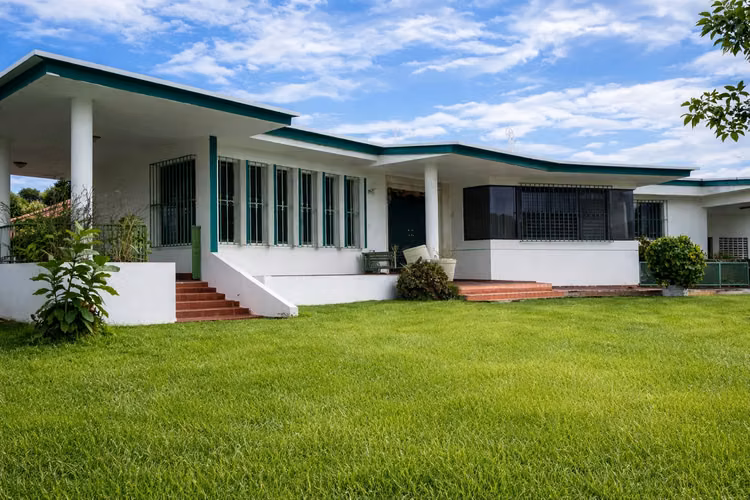 FOR SALE – House in San Martín - Large LOT facing the GOLF CLUB