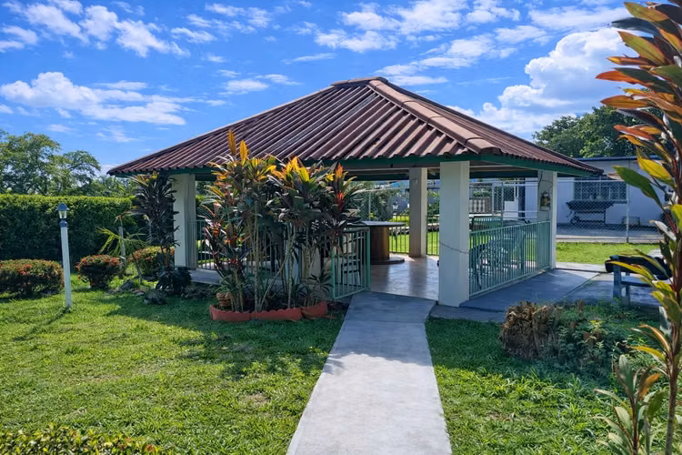 SE VENDE Casa en San Martin-Chitre Amplio terreno frente a CLUB DE GOLF - Imagen 5