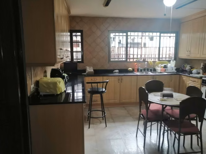 Venta de Casa 3 Niveles Amoblada en La Alameda 5 Recámaras, Piscina 441mts