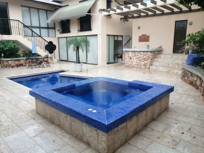 Venta de Casa 3 Niveles Amoblada en La Alameda 5 Recámaras, Piscina 441mts