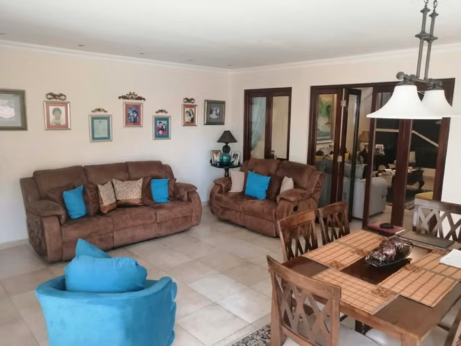 Venta de Casa 3 Niveles Amoblada en La Alameda 5 Recámaras, Piscina 441mts