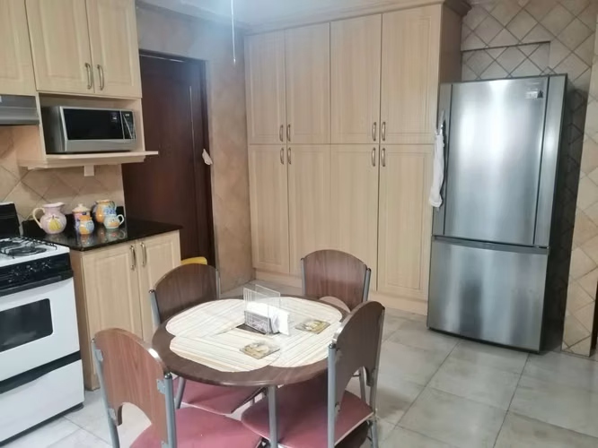 Venta de Casa 3 Niveles Amoblada en La Alameda 5 Recámaras, Piscina 441mts