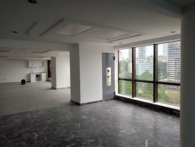 Alquileres de Oficina y Venta del Piso Completo en Av.Balboa