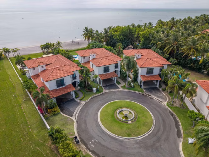 Hermosa Casa Frente al Mar en Venta en Buenaventura