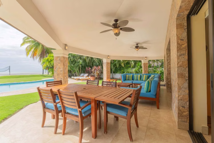 Hermosa Casa Frente al Mar en Venta en Buenaventura