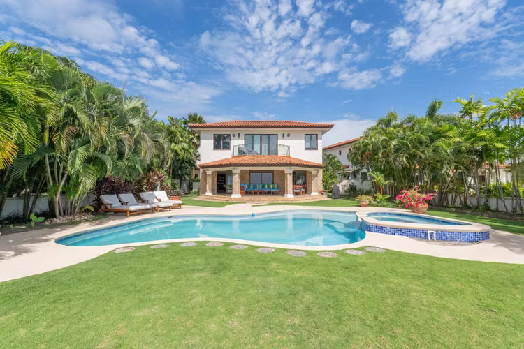 Hermosa Casa Frente al Mar en Venta en Buenaventura