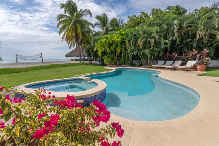 Hermosa Casa Frente al Mar en Venta en Buenaventura