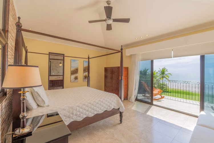 Hermosa Casa Frente al Mar en Venta en Buenaventura
