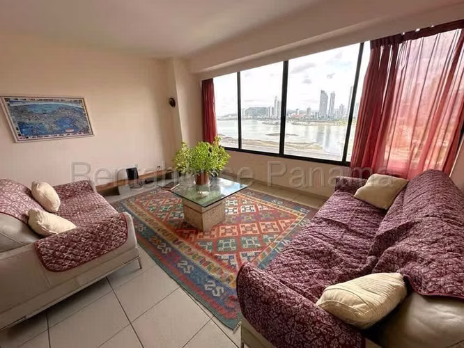 Comfortable and centrally located apartment for sale, just a few meters from the coastal strip.