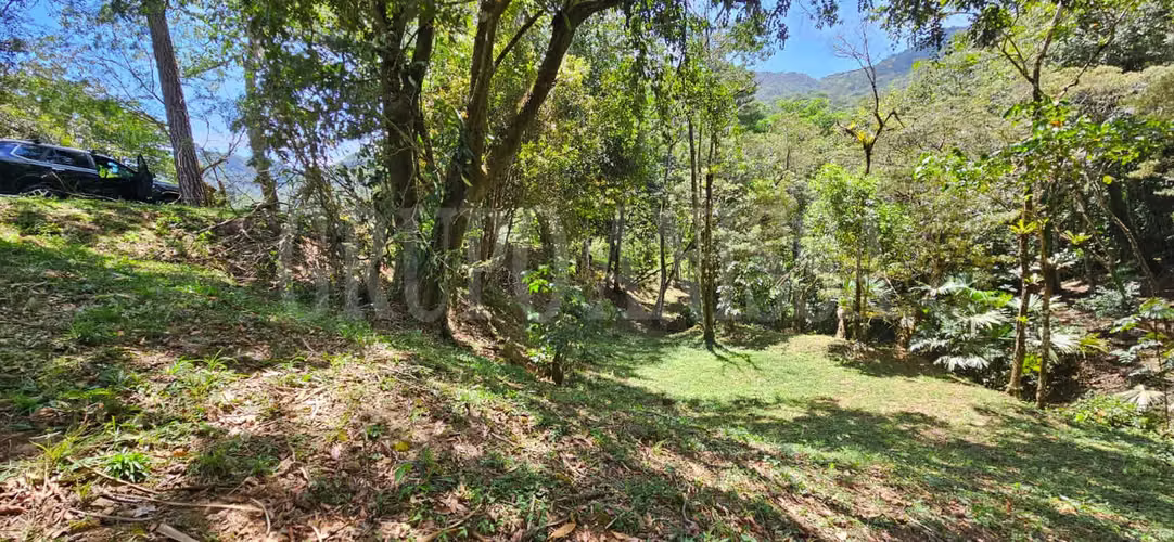 OPORTUNIDAD! Se Vende Amplio lote en Altos del Maria