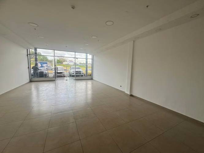 Se alquila Local Comercial en Brisas del Golf - Imagen 4