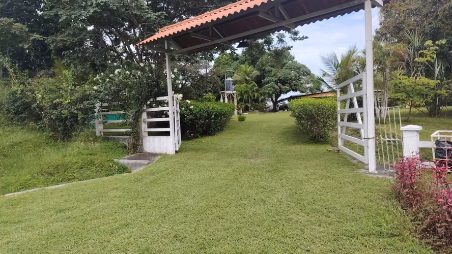 CASA MAS TERRENO SOBRE LA PANAMERICANA, IDEAL PARA NEGOCIO