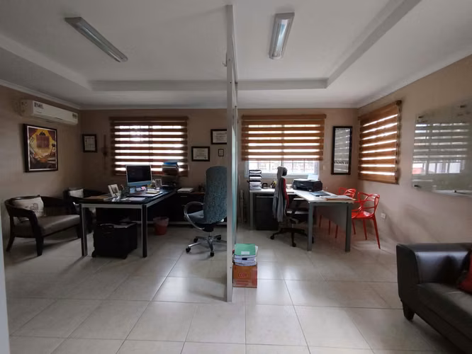 Casa Comercial en Venta en Parque Lefevre | 302 m² | Ideal Oficina o Inversión