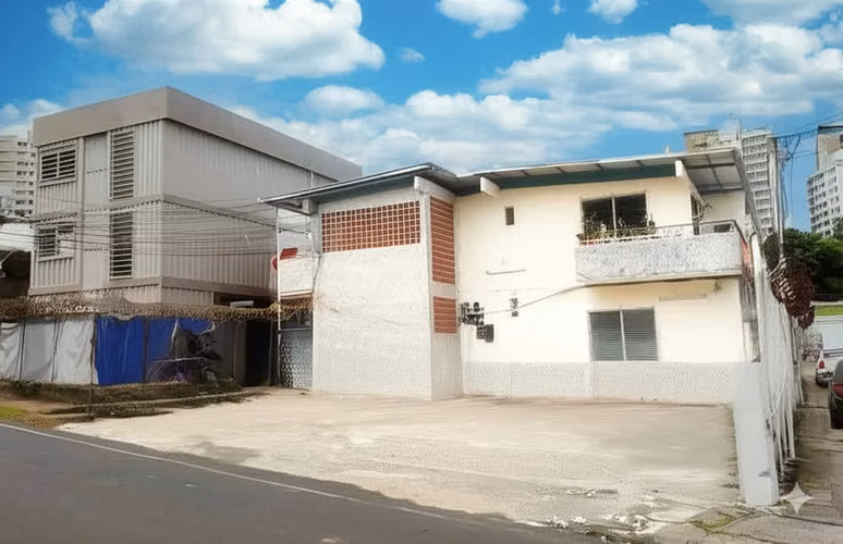 Building for Sale Near Parque Omar Carrasquilla with 834m2 Land and 12 Apartments