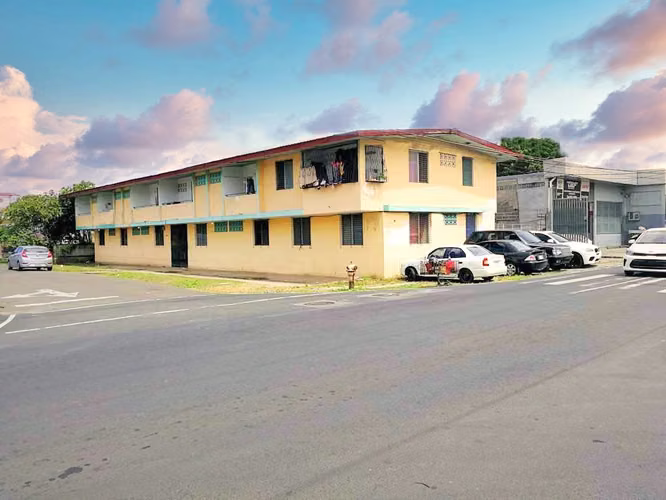 Building with 12 Rental Apartments in Parque Lefevre Santa Elena