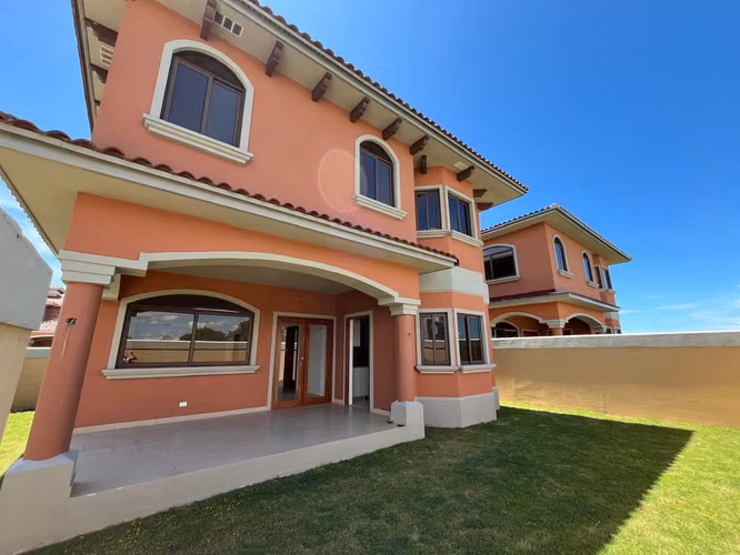 VENTA DE CASA NUEVA EN COSTA SUR