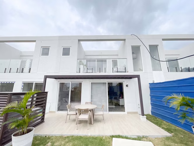 VENTA DE TOWNHOME EN LA PLAYA CON FINANCIAMIENTO INTERNO