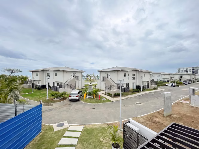VENTA DE TOWNHOME EN LA PLAYA CON FINANCIAMIENTO INTERNO