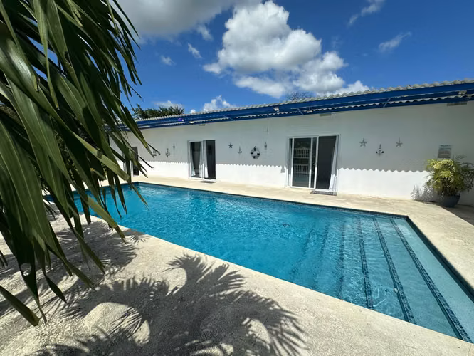 Se vende casa con terreno, en Coronado