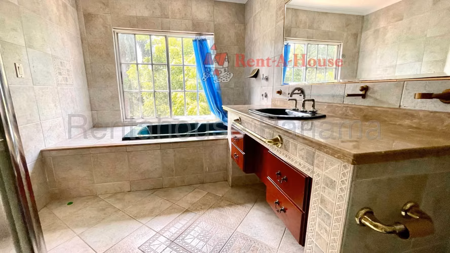 CASA EN VENTA EN ALBROOK