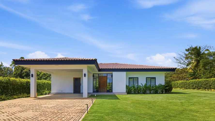 Hermosa y Moderna Casa de Playa totalmente amueblada