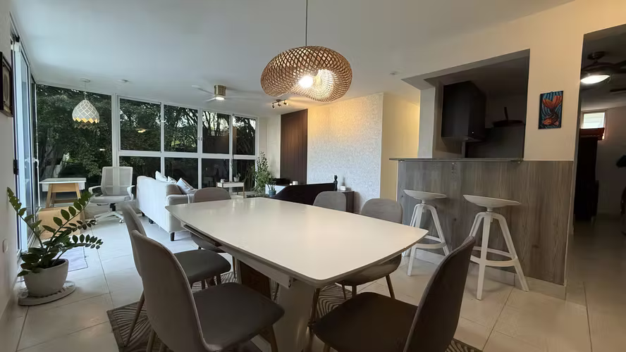 Se alquila apartamento 2 recámaras, 2 baños, balcón, full amoblado