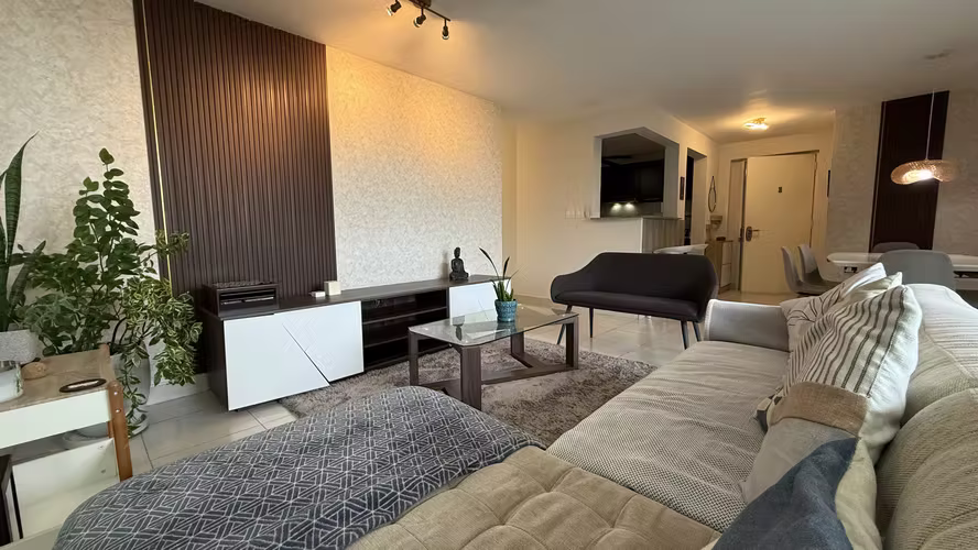 Se alquila apartamento 2 recámaras, 2 baños, balcón, full amoblado