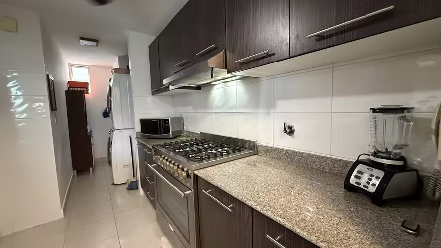 Se alquila apartamento 2 recámaras, 2 baños, balcón, full amoblado